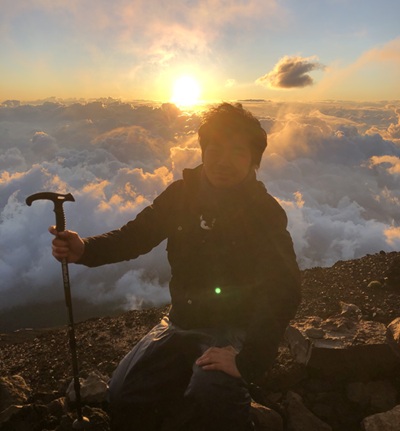 富士山山頂での御来光。切子職人、斉藤光は全国的に有名な切子職人になる前からこのような人挑戦も多くしている。29歳の時。