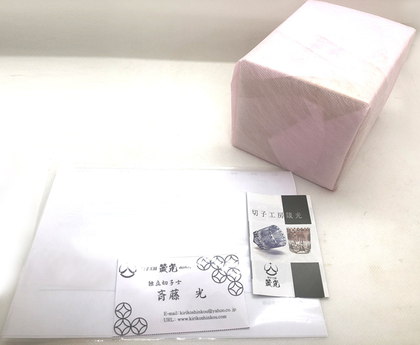 納品書、名刺、蛇腹のパンフレットを入れます。