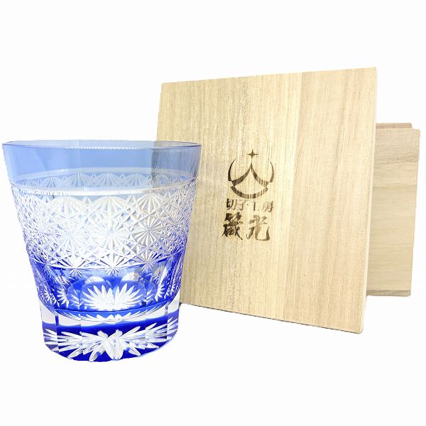 平透かし菊繋ぎ天開ロックグラス・青の正面から見た時の桐箱との写真。