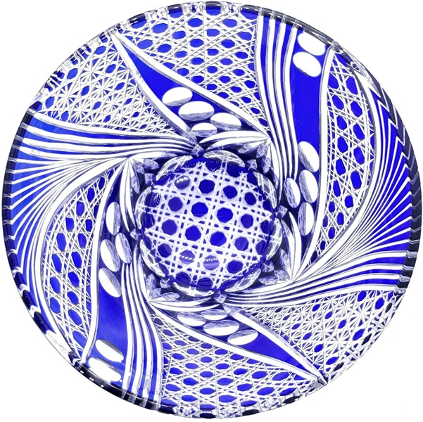 伝統的な手法で製作した切子。